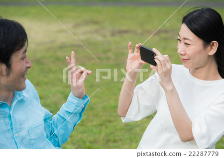一對夫婦與智能手機（室外）拍照 22287779