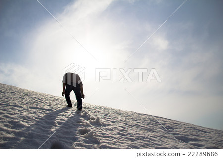 攀登一座多雪的山的一個人 攀登一座多雪的山的一個人 22289686