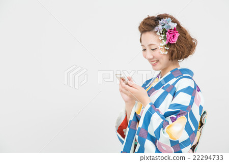 Kimono woman who operates smartphone Kimono woman who operates smartphone 22294733