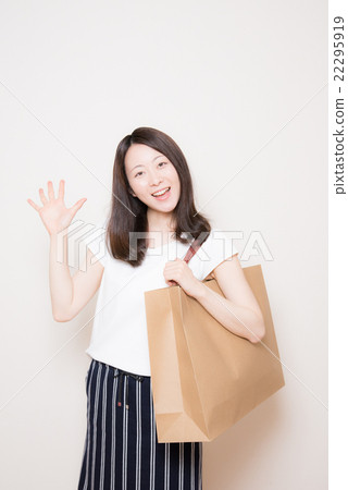 shopping woman 22295919