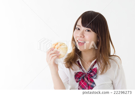 吃melonpan的女孩看起來美味正確面對微笑午餐膳食烹調圖像女孩高中學生 吃melonpan的女孩看起來美味正確面對微笑午餐膳食烹調圖像女孩高中學生 22296273