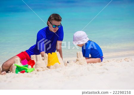 Happy family playing with beach toys on summer 22298158