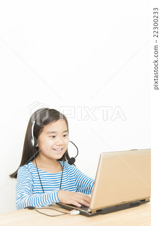 Girls who speak English on their computers PCs Elementary school students Video phones English conversation chat Girls who speak English on their computers PCs Elementary school students Video phones English conversation chat 22300233