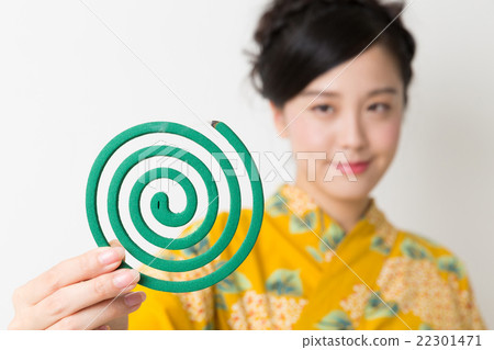穿yukata蚊子卷香火的婦女 22301471