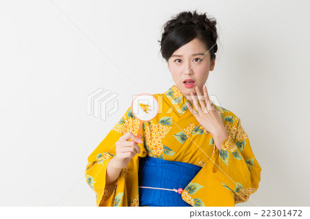 浴衣婦女的金魚瓢的一名婦女 22301472