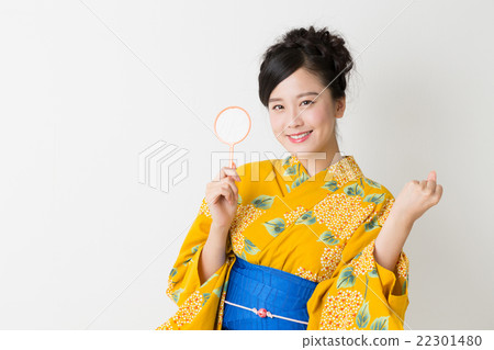 A woman in a yukata women's goldfish scoop 22301480