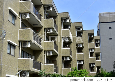 空調室外機懸掛在公寓樓陽台天花板上 空調室外機懸掛在公寓樓陽台天花板上 22304106