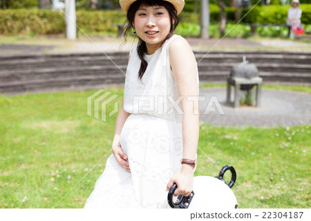 Maternity photo at the park Maternity photo at the park 22304187