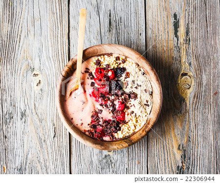Banana smoothie bowl with berries, chocolate Banana smoothie bowl with berries, chocolate 22306944