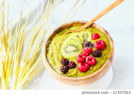 Green smoothies bowl, spirulina, kiwis and berries 22307063