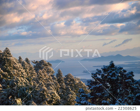 Sunrise scene of Lake Biwa from mount Hiei/Shiga,J 22308625