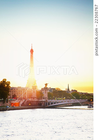 Eiffel tower at sunset, Paris 22308767