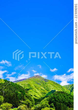 藍天和新鮮的綠色山的自然風景(在Tenei-mura Iwase-gun,福島縣附近) 藍天和新鮮的綠色山的自然風景(在Tenei-mura Iwase-gun,福島縣附近) 22309091