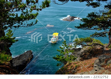 Pilgrimage boats going to Gwangmen, overlooking the observatory on Kanazawa · Noto gem · Gwangmen (2) 22312752