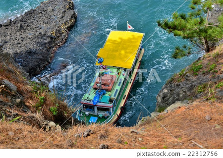 A pleasure boat entering the Ramen gate, overlooking the observation deck on Kanazawa · Noto gem · Gwangmen (2) 22312756