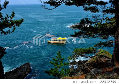 A pleasure boat going near Gwangmen, overlooking the observation deck above Kanazawa, Noto Gumi and Gwangmen 22312759