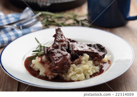 Lamb cutlets with mashed potato 22314089
