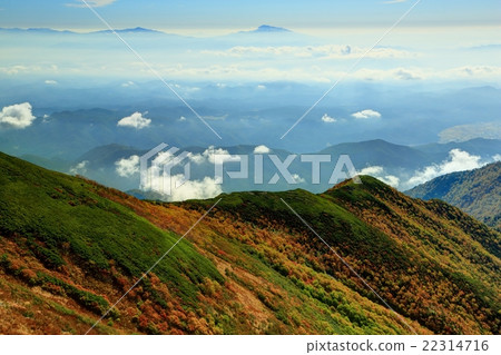 從北阿爾卑斯山看到的秋季葉子山脊·Ogatake山和往Asama火山的看法 從北阿爾卑斯山看到的秋季葉子山脊·Ogatake山和往Asama火山的看法 22314716