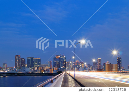 新的Jozo Ohashi橋樑和大阪Kita的地平線在黃昏 22318726