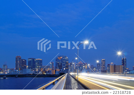 新的Jozo Ohashi橋樑和大阪Kita的地平線在黃昏 22318728