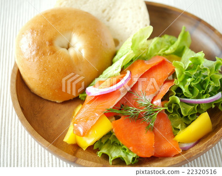 Bagel lunch plate (horizontal position high angle) 22320516