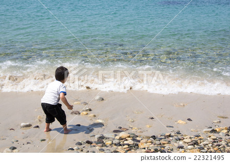 Sea and boys 22321495