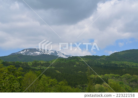 東北春天降雪和新鮮的綠色山脈的春天 22322158