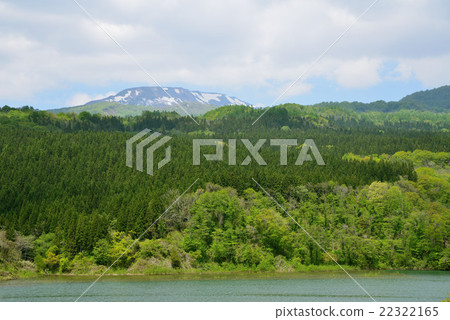 東北春天降雪和新鮮的綠色山脈的春天 22322165