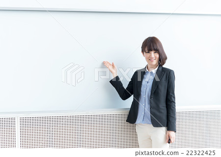 在白板前作為推薦姿勢的女人 22322425