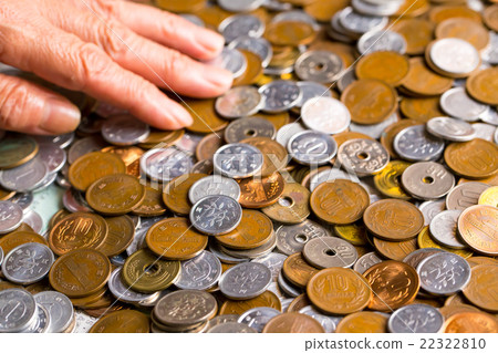 Senior hand massive coin money money photo money savings massive Japanese coin currency Japanese coin 22322810