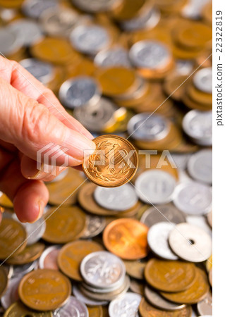 Senior hand massive coin money money photo money savings massive Japanese coin currency Japanese coin Senior hand massive coin money money photo money savings massive Japanese coin currency Japanese coin 22322819