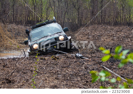 Suzuki Jimny is using winch 22323008