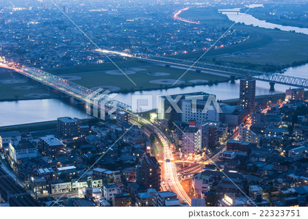The light of a car that flows in the evening of Tokyo 22323751