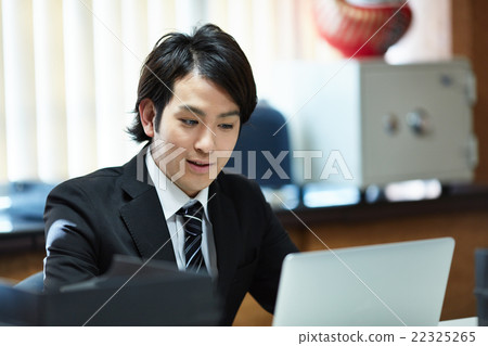 Businessman in desk work 22325265