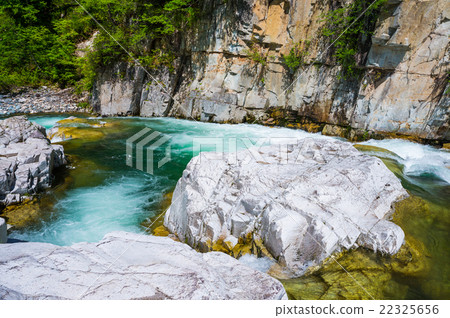 彩繪的岩石和新鮮的綠色景觀（南海道郡，南會津郡，福島縣）截至2016年5月 22325656