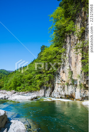 彩繪的岩石和新鮮的綠色景觀（南海道郡，南會津郡，福島縣）截至2016年5月 22325668