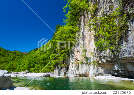 彩繪的岩石和新鮮的綠色景觀（南海道郡，南會津郡，福島縣）截至2016年5月 22325670