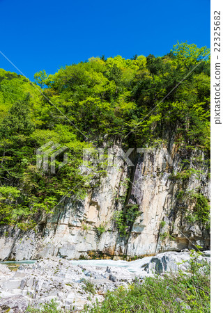彩繪的岩石和新鮮的綠色景觀（南海道郡，南會津郡，福島縣）截至2016年5月 22325682