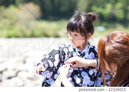 穿在浴衣的父母和孩子 穿在浴衣的父母和孩子 22326015