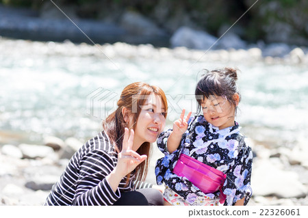 父母和孩子在浴衣在河裡玩 22326061