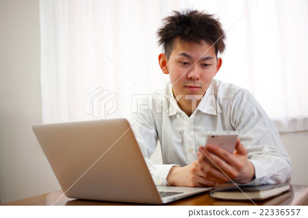 使用筆記本電腦的年輕人 22336557
