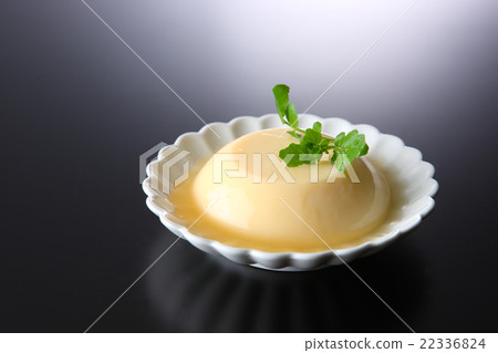 An egg-shaped egg 22336824