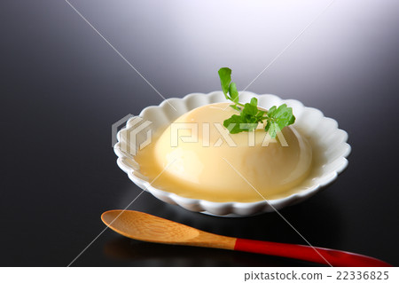 An egg-shaped egg 22336825