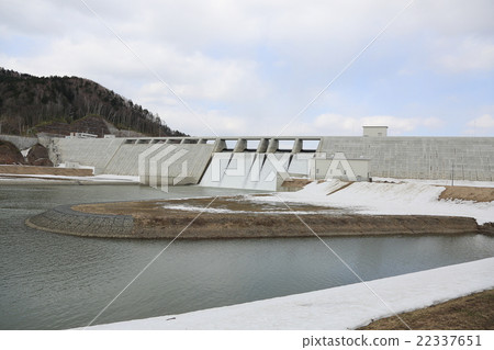 在熔化期間西武大壩的排水部分的整體視圖 22337651