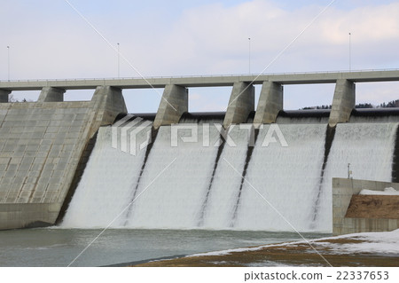 在融化期間,原子壩的排水部分 在融化期間,原子壩的排水部分 22337653