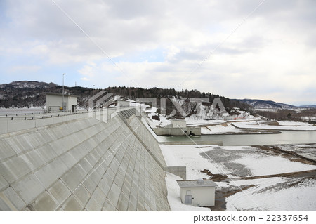 Seeing from the side the Atomic Dam in the Melting Snow Period 22337654