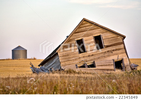 圖庫照片: abandoned farmhouse