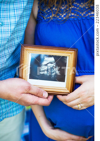 Husband and his pregnant wife 22346038