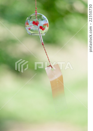 金魚圖案的風鈴以夏天的風格搖晃 22350730