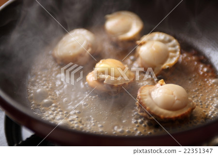 Grilled scallop with butter sauce Grilled scallop with butter sauce 22351347